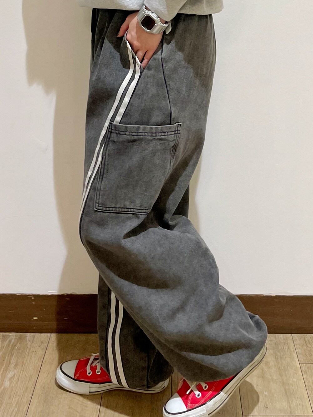 グレー系のニット/セーター、ブラック系のシャツ/ブラウス、ブラック系のその他パンツを着用したレディースの秋コーディネートの9枚目の写真