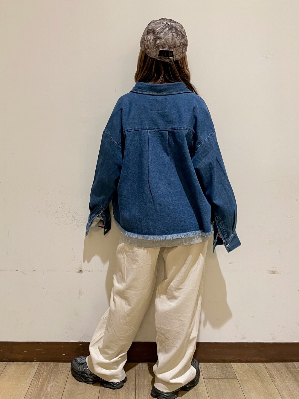 ブルー系のシャツ/ブラウス、グレー系のTシャツ/カットソー、ホワイト系のその他パンツを着用したレディースの秋コーディネートの2枚目の写真
