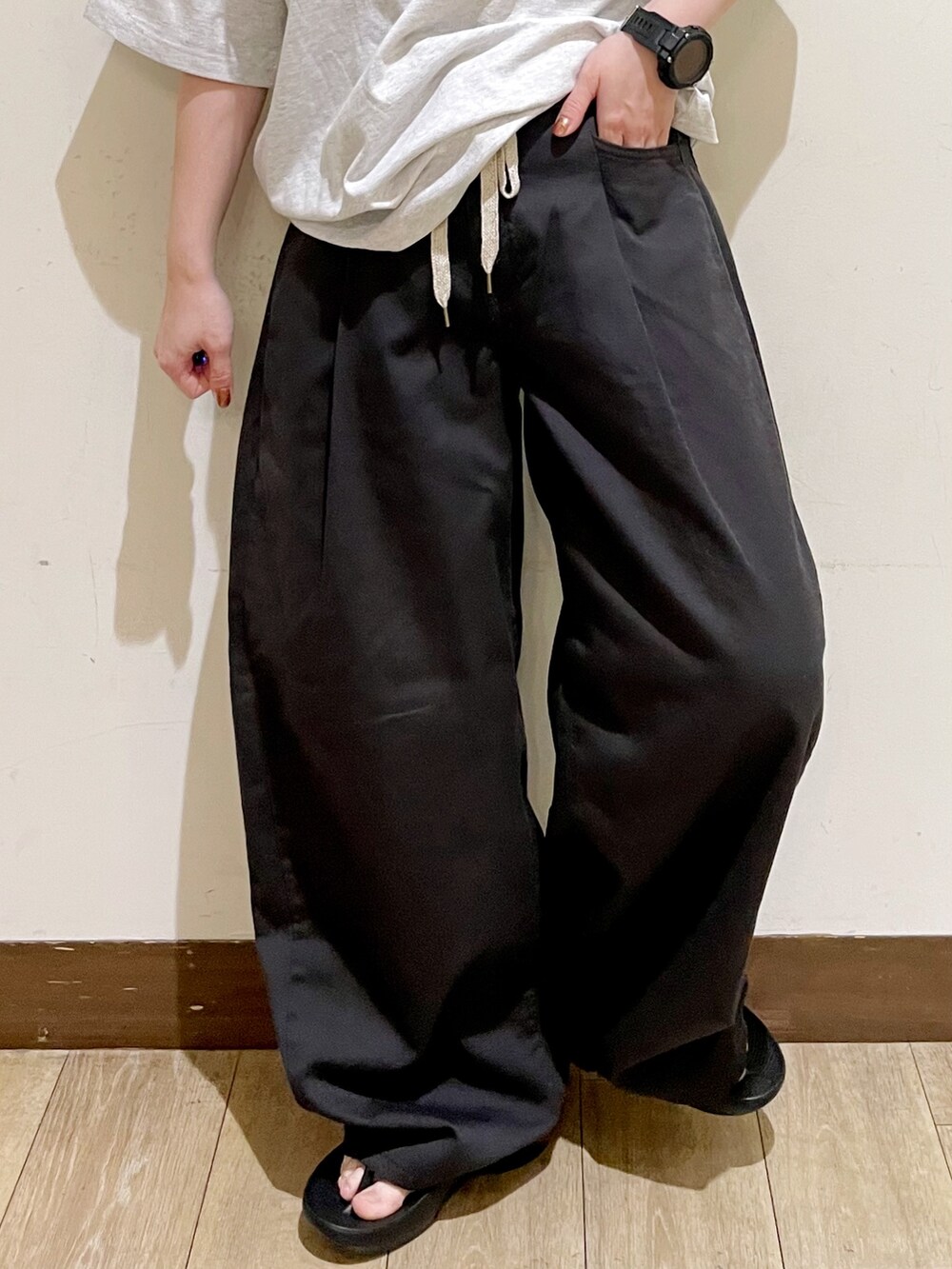 グレー系のTシャツ/カットソー、グレー系のその他パンツ、グレー系のショルダーバッグを着用したレディースの夏コーディネートの8枚目の写真