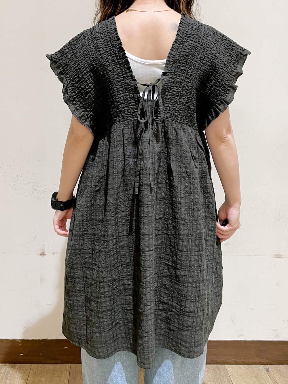 グレー系のシャツ/ブラウス、ホワイト系のタンクトップ、ブルー系のその他パンツを着用したレディースの夏コーディネートの7枚目の写真