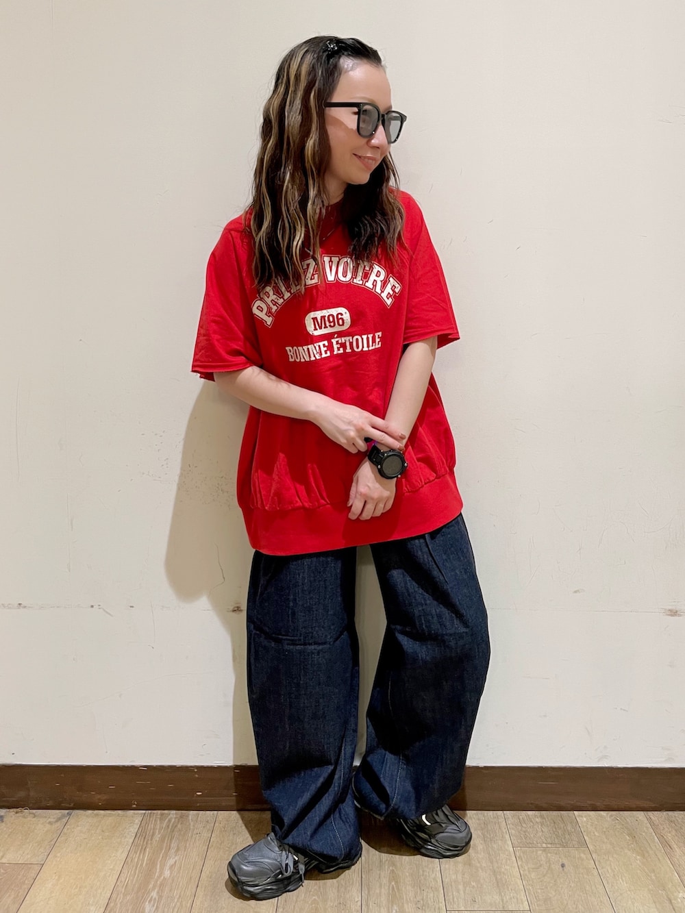 レッド系のTシャツ/カットソー、ブルー系のデニムパンツ、グリーン系のショルダーバッグを着用したレディースの夏コーディネートの5枚目の写真