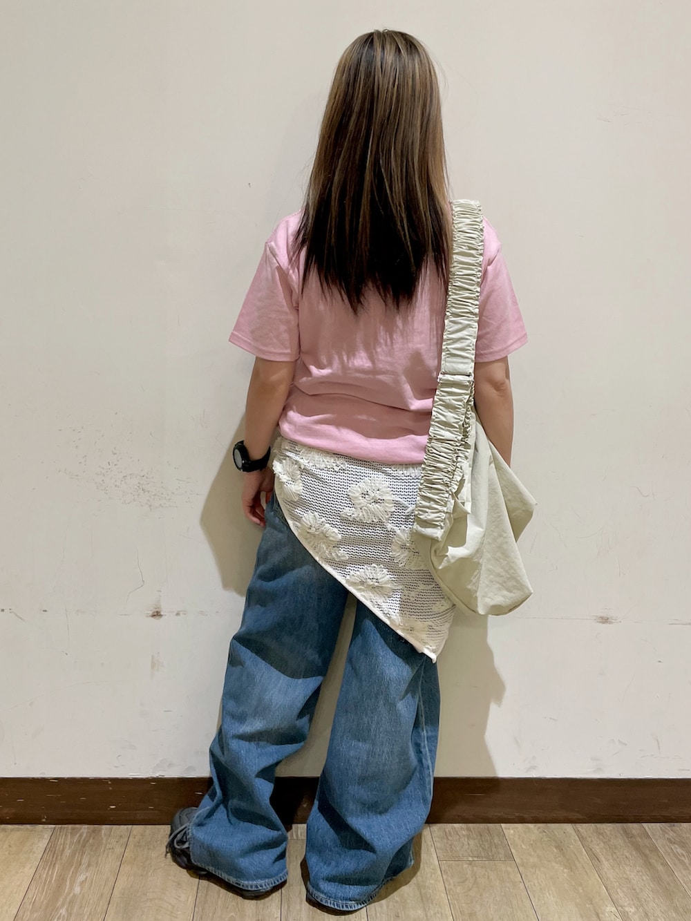 ピンク系のTシャツ/カットソー、ブルー系のデニムパンツ、ベージュ系のショルダーバッグを着用したレディースの夏コーディネートの2枚目の写真