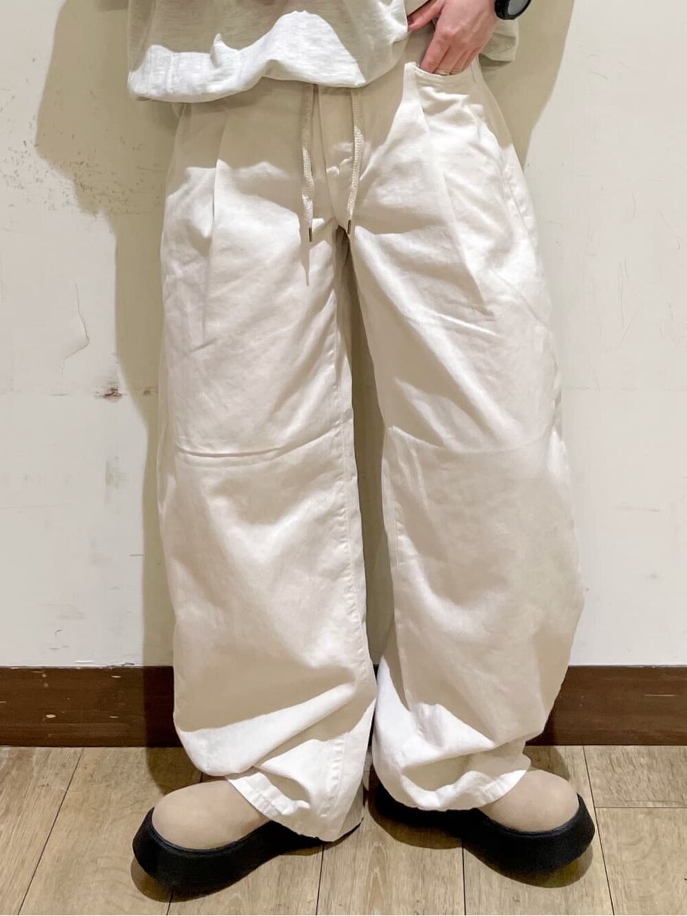 ホワイト系のTシャツ/カットソー、ホワイト系のその他パンツ、ブルー系のその他を着用したレディースの春コーディネートの8枚目の写真