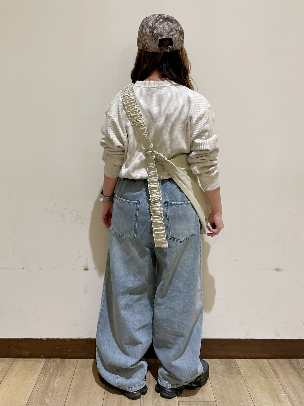 ホワイト系のTシャツ/カットソー、ベージュ系のショルダーバッグ、ブルー系のその他パンツを着用したレディースの秋コーディネートの2枚目の写真
