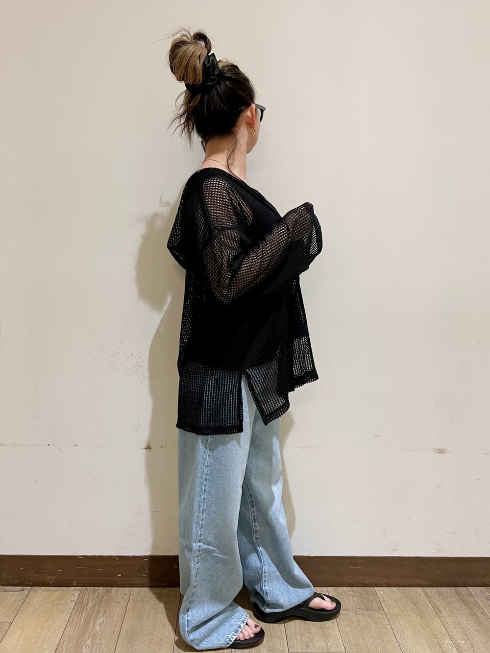 ブラック系のTシャツ/カットソー、ブラック系のタンクトップ、ブルー系のその他パンツを着用したレディースの夏コーディネートの4枚目の写真