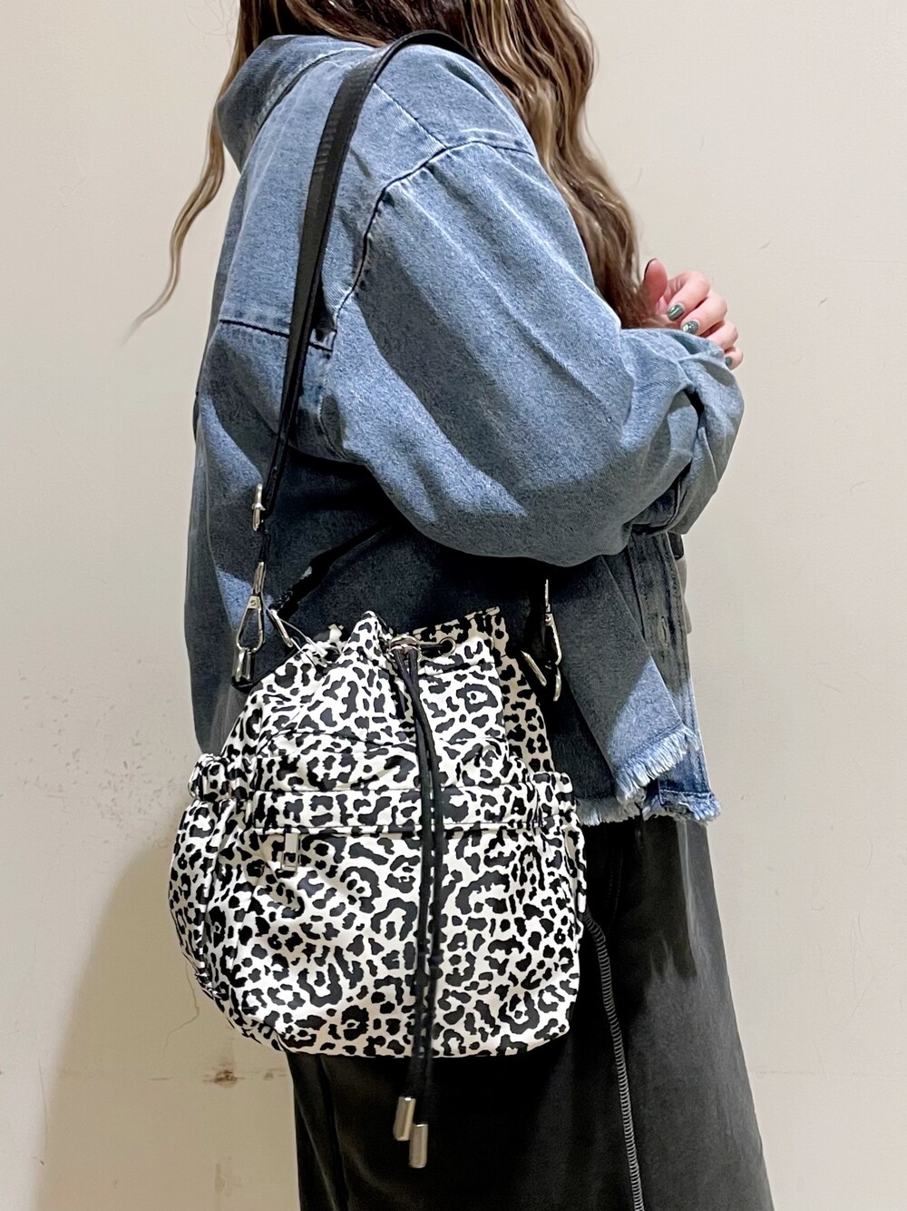 ブルー系のシャツ/ブラウス、グレー系のTシャツ/カットソー、グレー系のスカートを着用したレディースの秋コーディネートの3枚目の写真