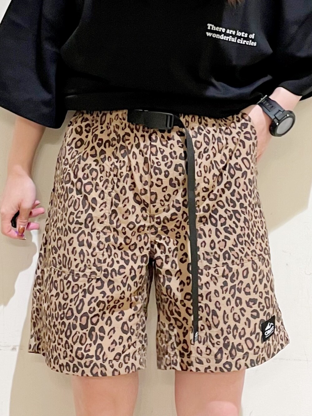 イエロー系のその他パンツ、グレー系のショルダーバッグを着用したレディースの夏コーディネートの7枚目の写真