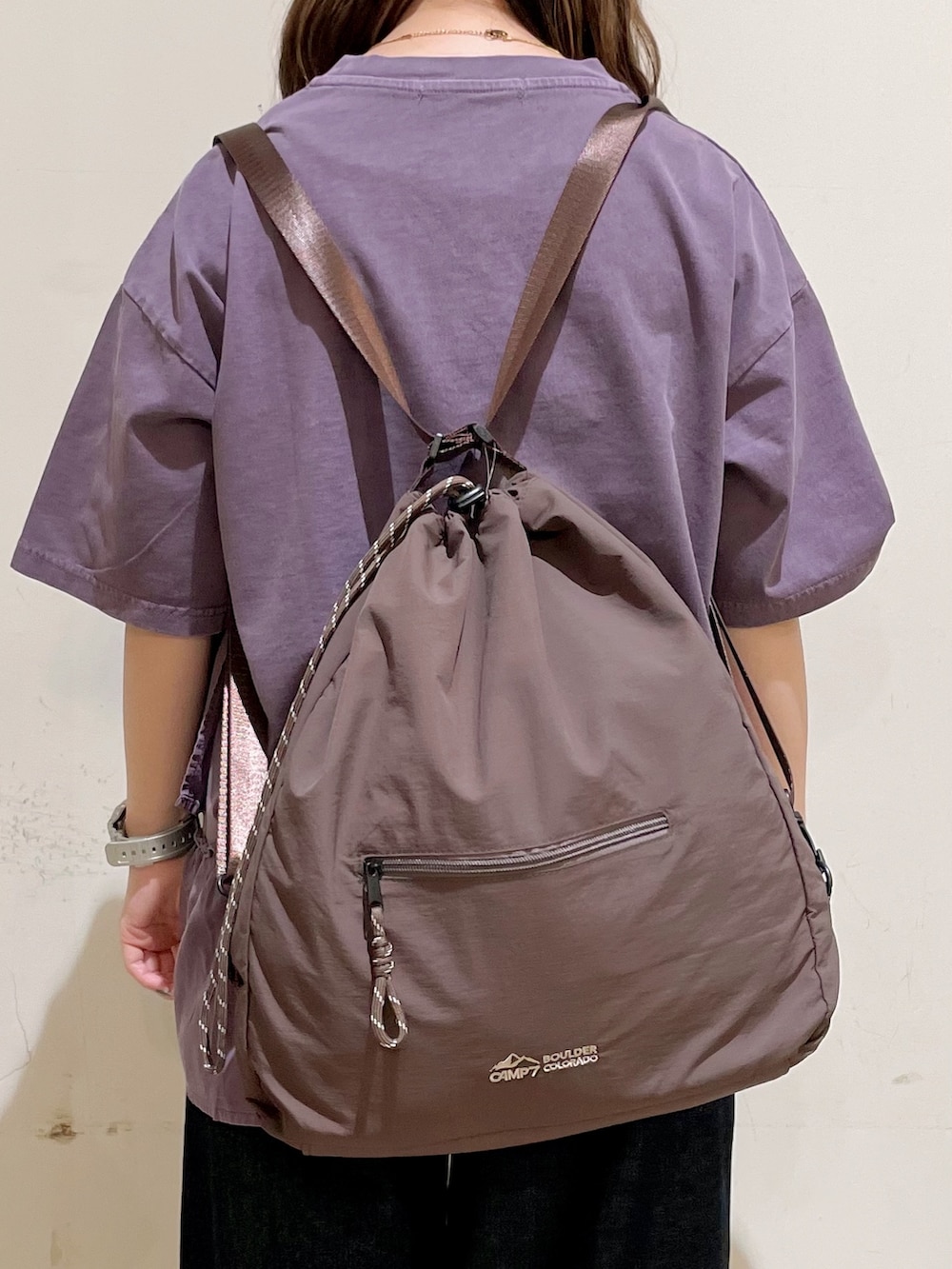 ブラウン系のシャツ/ブラウス、パープル系のTシャツ/カットソー、ブルー系のデニムパンツを着用したレディースの夏コーディネートの3枚目の写真