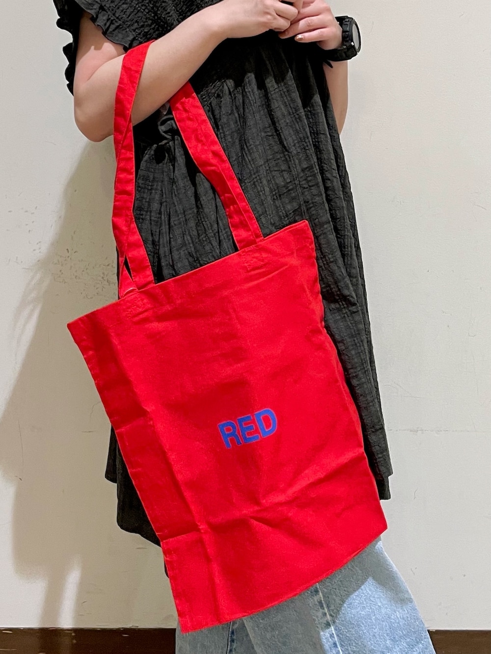 グレー系のシャツ/ブラウス、ホワイト系のタンクトップ、ブルー系のその他パンツを着用したレディースの夏コーディネートの3枚目の写真