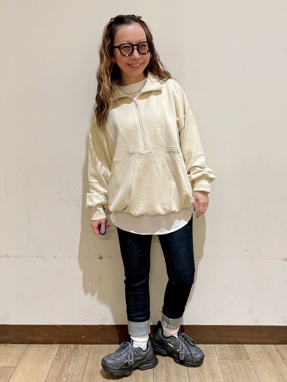 ベージュ系のスウェット、ホワイト系のTシャツ/カットソー、ブルー系のその他パンツを着用したレディースの秋コーディネートの5枚目の写真