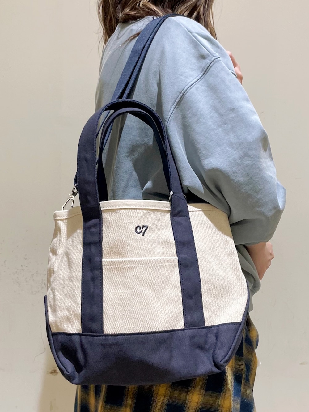 ブルー系のスウェット、ブルー系のシャツ/ブラウス、ブルー系のデニムパンツを着用したレディースの秋コーディネートの3枚目の写真