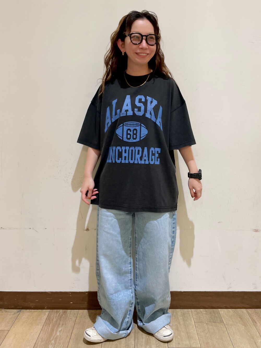 グレー系のTシャツ/カットソー、ブルー系のその他パンツ、ホワイト系のスカートを着用したレディースの夏コーディネートの7枚目の写真
