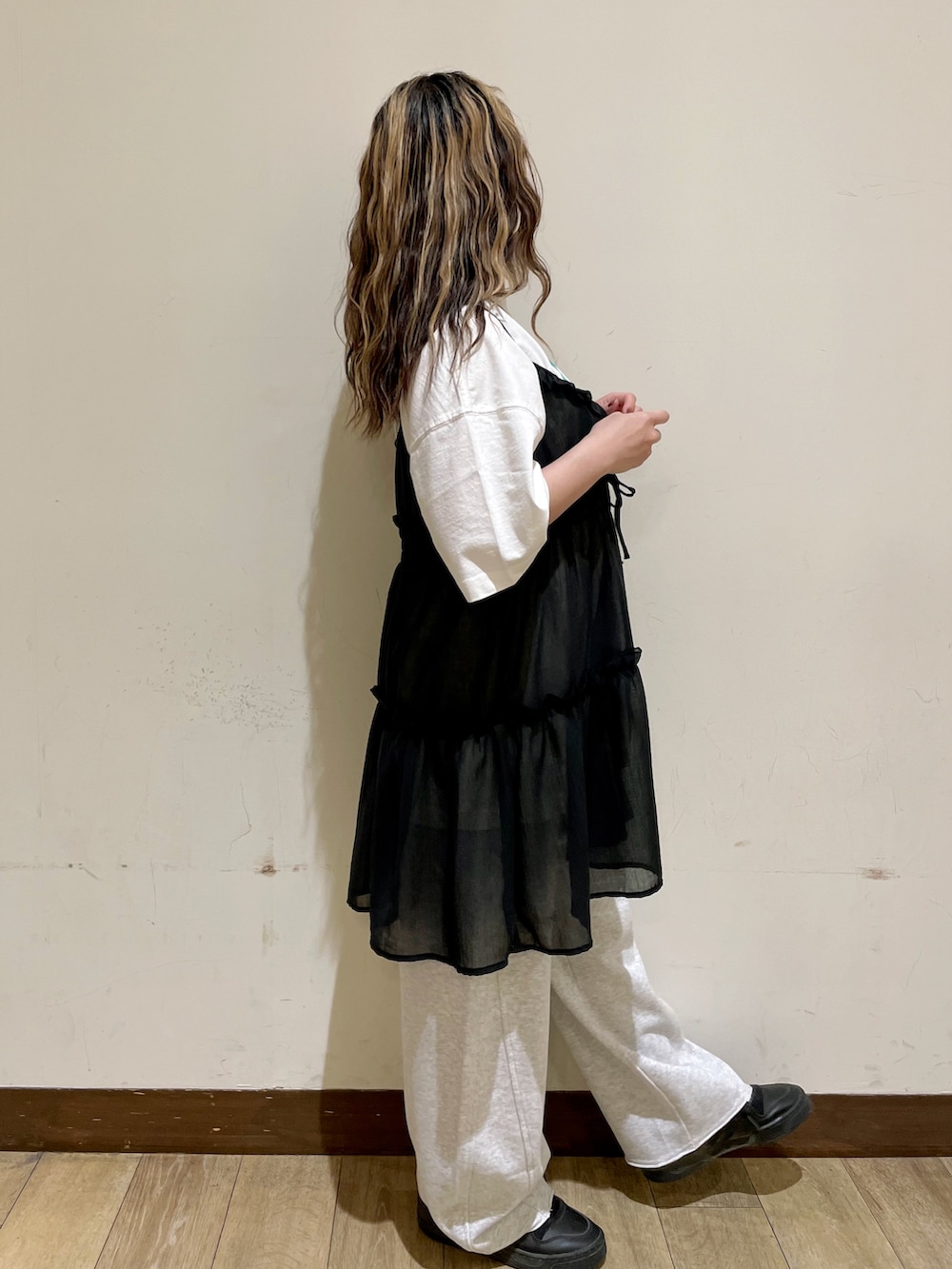 ホワイト系のTシャツ/カットソー、ブラック系のベスト、グレー系のその他パンツを着用したレディースの夏コーディネートの3枚目の写真