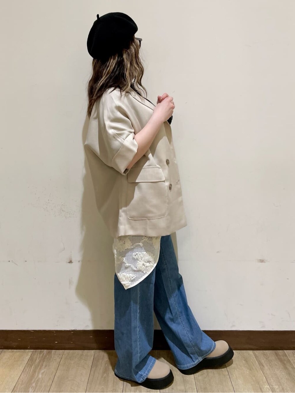 ブルー系のTシャツ/カットソー、ベージュ系のテーラードジャケット、ブルー系のデニムパンツを着用したレディースの春コーディネートの3枚目の写真