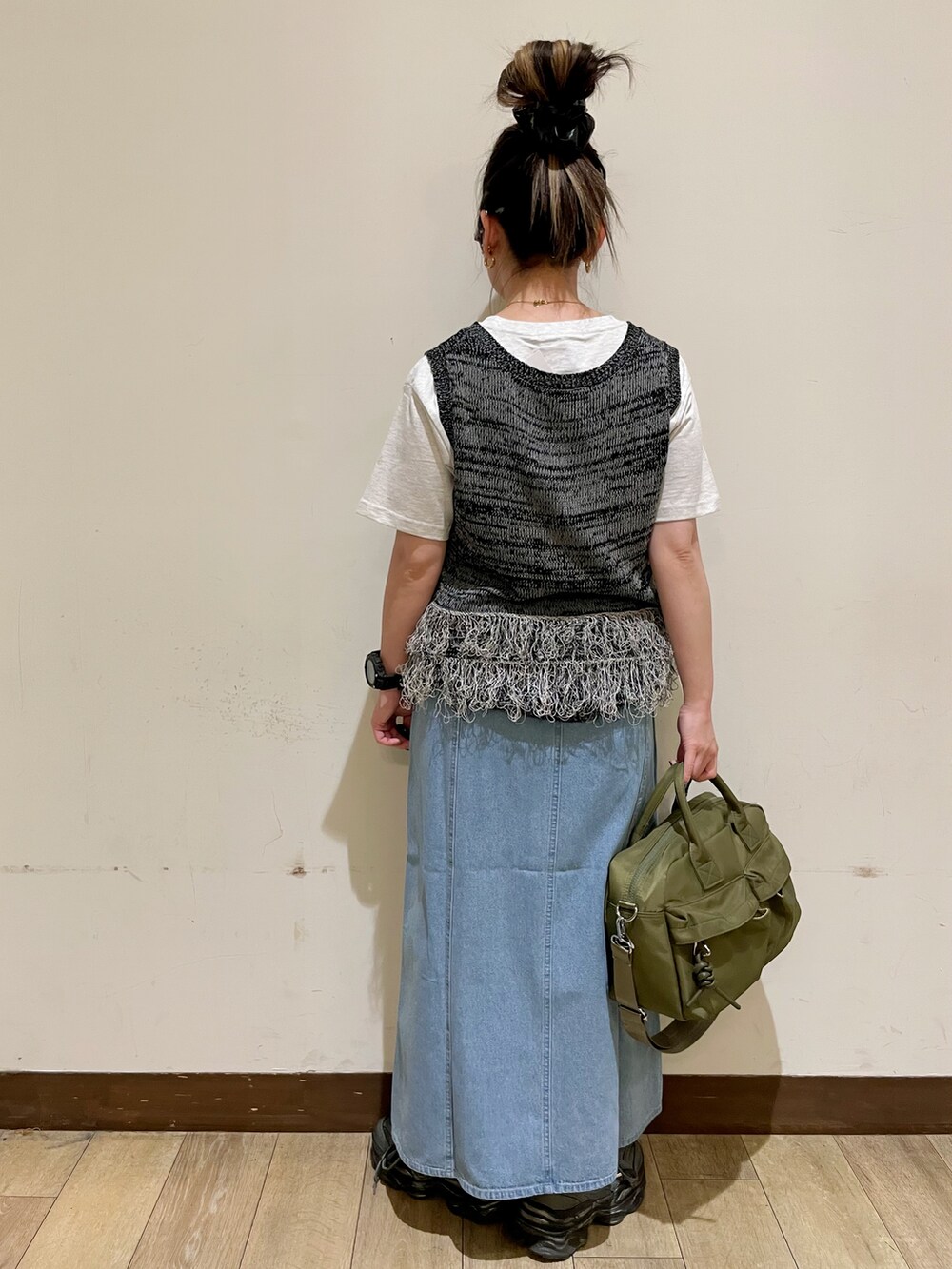 グレー系のTシャツ/カットソー、ブラック系のベスト、グリーン系のショルダーバッグを着用したレディースの夏コーディネートの2枚目の写真