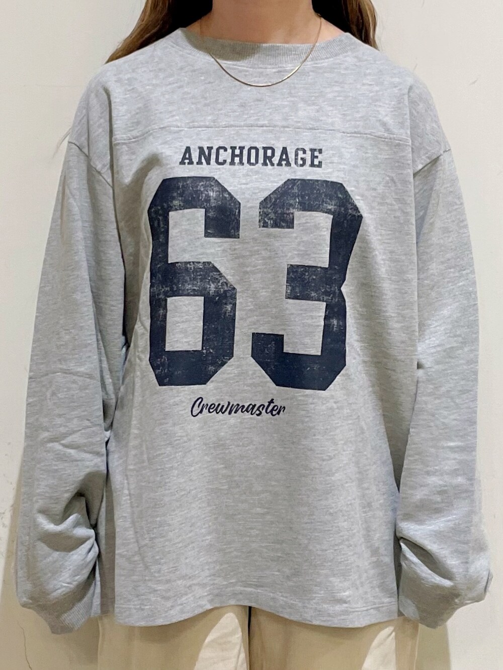 ブルー系のシャツ/ブラウス、グレー系のTシャツ/カットソー、ホワイト系のその他パンツを着用したレディースの秋コーディネートの5枚目の写真