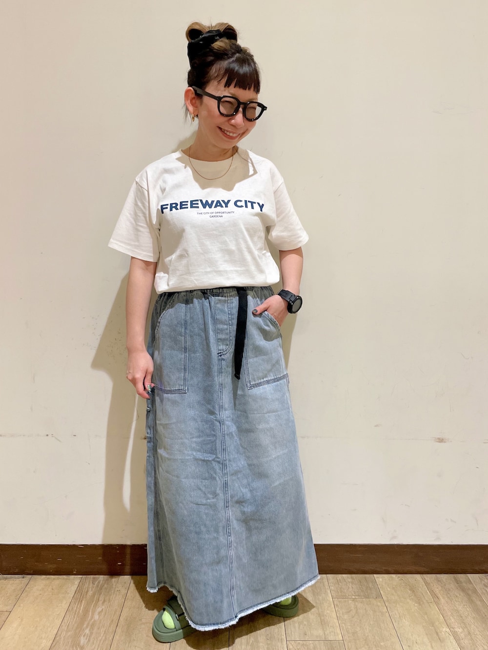 ホワイト系のTシャツ/カットソー、グリーン系のサンダル、ホワイト系のショルダーバッグを着用したレディースの夏コーディネートの4枚目の写真