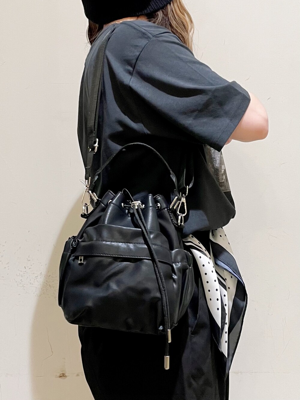グレー系のTシャツ/カットソー、ブラック系のその他パンツ、ブラック系のショルダーバッグを着用したレディースの夏コーディネートの3枚目の写真