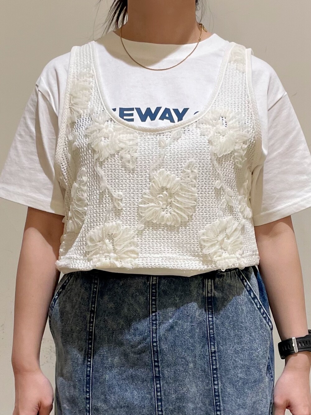 ホワイト系のTシャツ/カットソー、ベージュ系のトートバッグ、ホワイト系のベストを着用したレディースの夏コーディネートの6枚目の写真