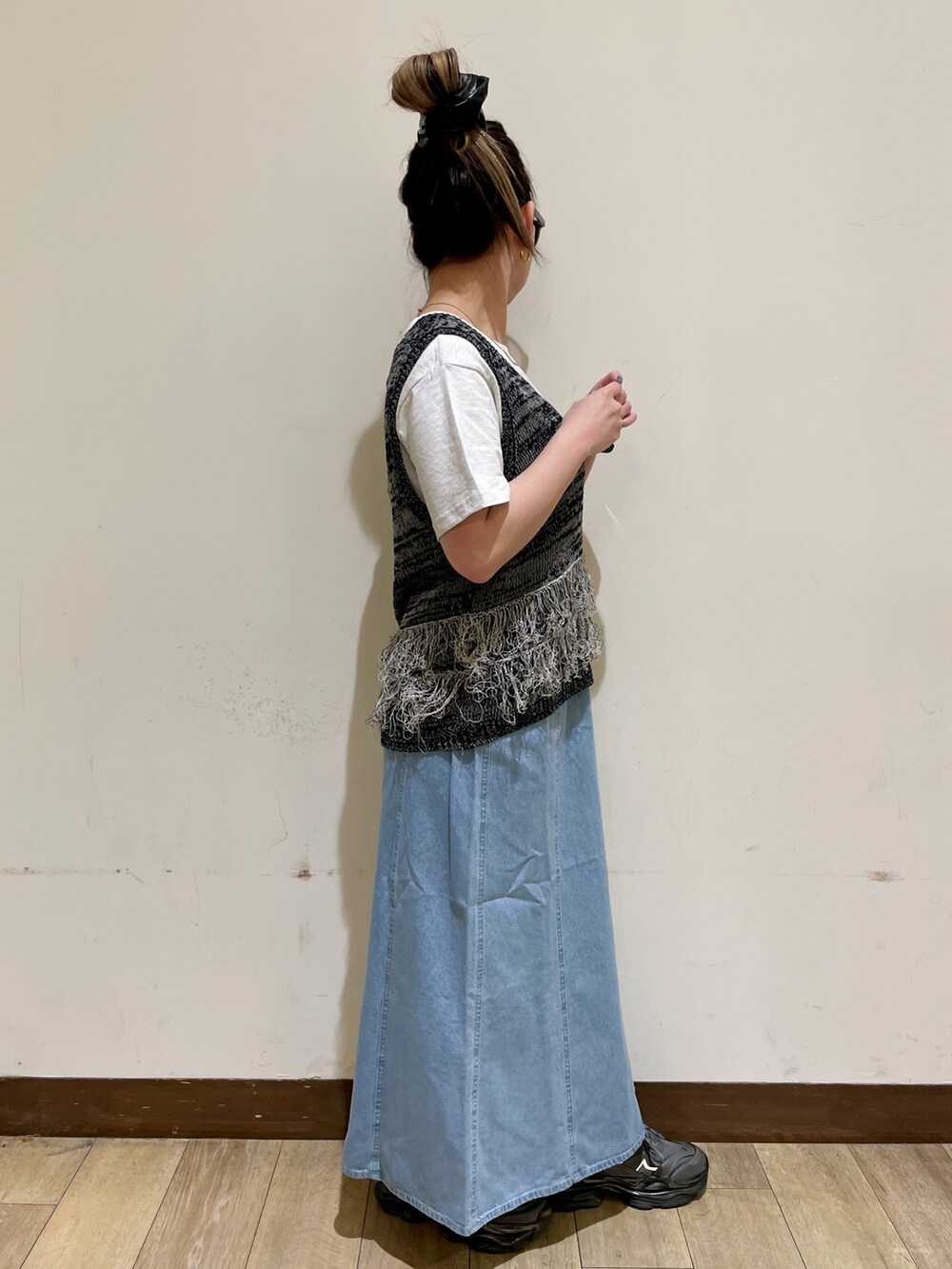 グレー系のTシャツ/カットソー、ブラック系のベスト、グリーン系のショルダーバッグを着用したレディースの夏コーディネートの4枚目の写真