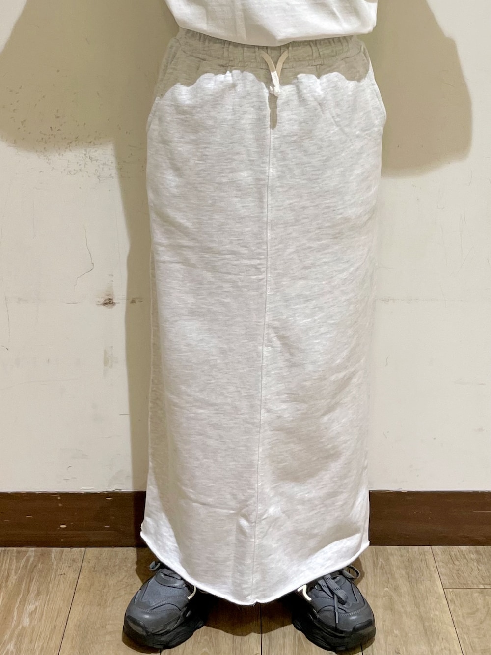 ブラウン系のシャツ/ブラウス、ホワイト系のTシャツ/カットソー、ブラック系のベストを着用したレディースの秋コーディネートの8枚目の写真