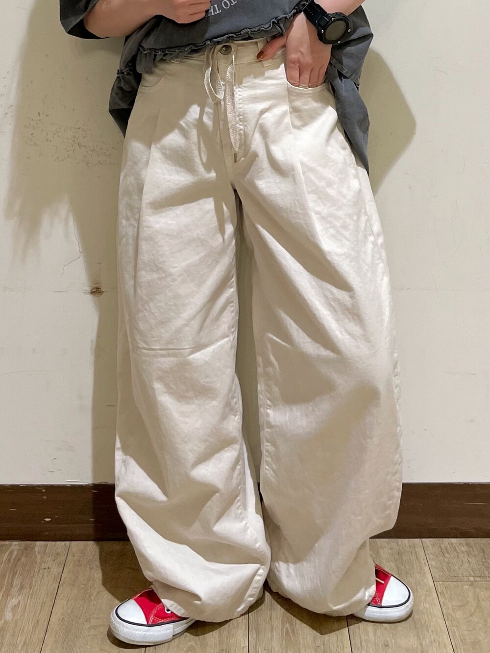 グレー系のTシャツ/カットソー、ホワイト系のその他パンツ、グレー系のショルダーバッグを着用したレディースの夏コーディネートの7枚目の写真