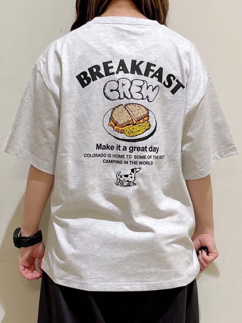 グレー系のTシャツ/カットソー、グレー系のその他パンツ、グレー系のショルダーバッグを着用したレディースの夏コーディネートの7枚目の写真