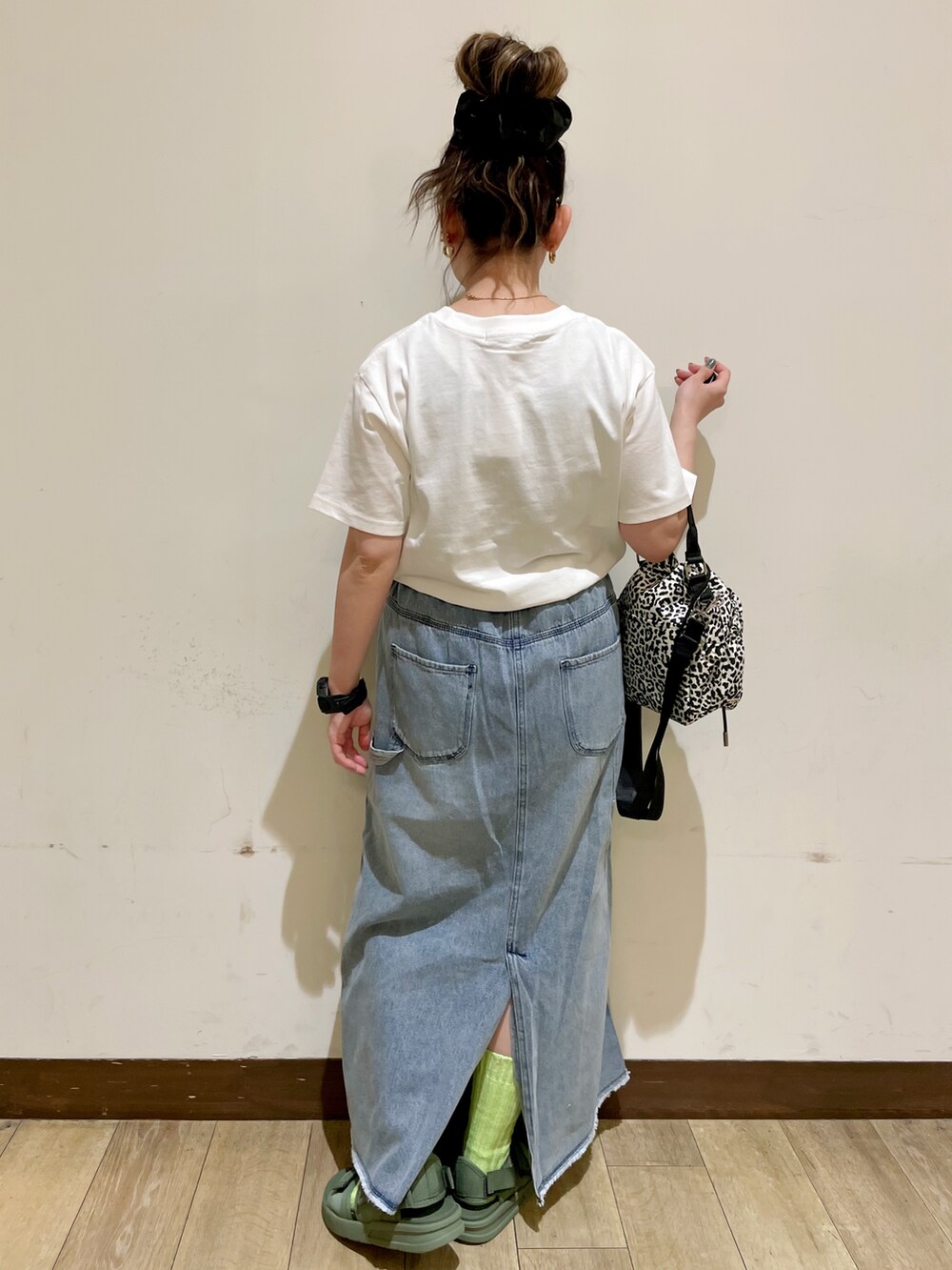 ホワイト系のTシャツ/カットソー、グリーン系のサンダル、ホワイト系のショルダーバッグを着用したレディースの夏コーディネートの2枚目の写真