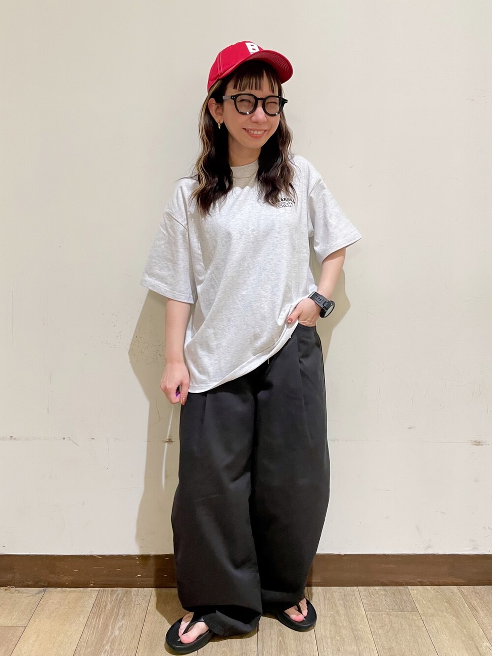 グレー系のTシャツ/カットソー、グレー系のその他パンツ、グレー系のショルダーバッグを着用したレディースの夏コーディネートの5枚目の写真