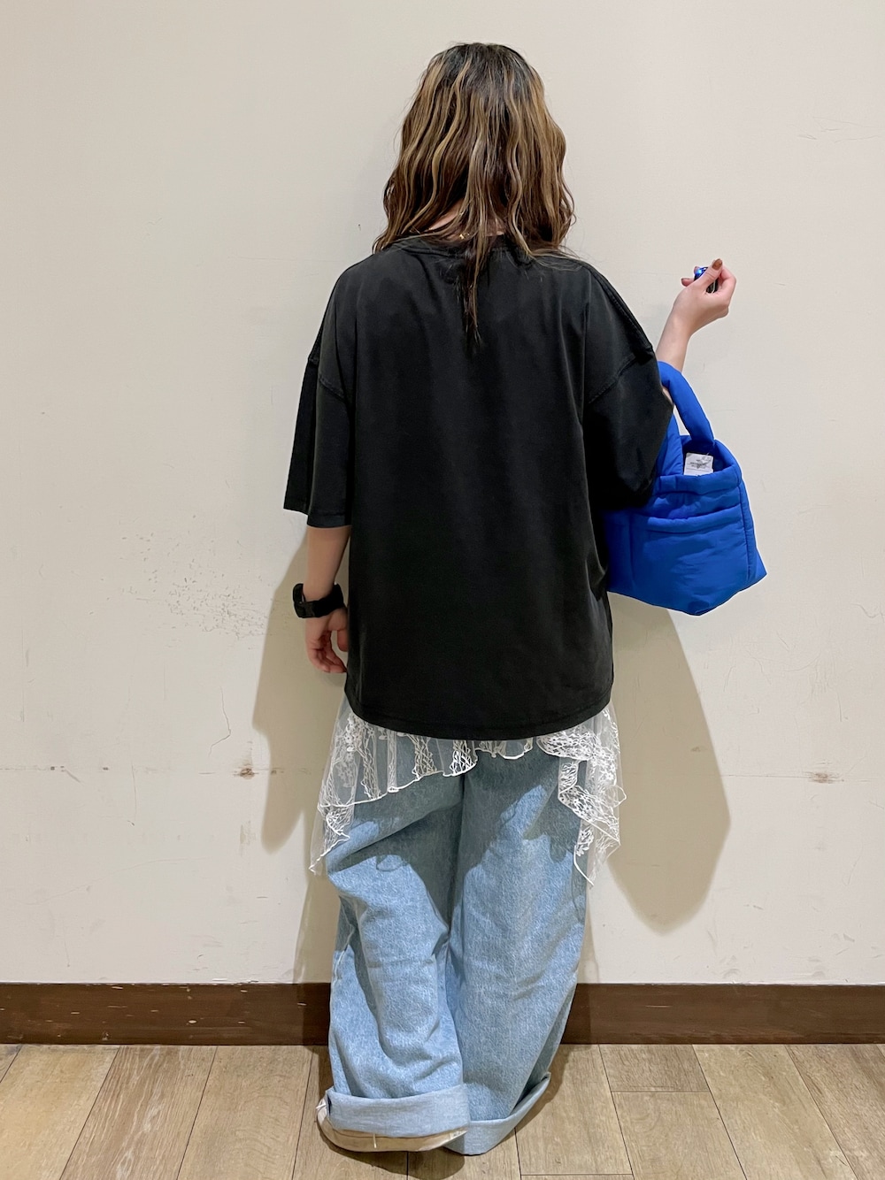 グレー系のTシャツ/カットソー、ブルー系のその他パンツ、ホワイト系のスカートを着用したレディースの夏コーディネートの2枚目の写真