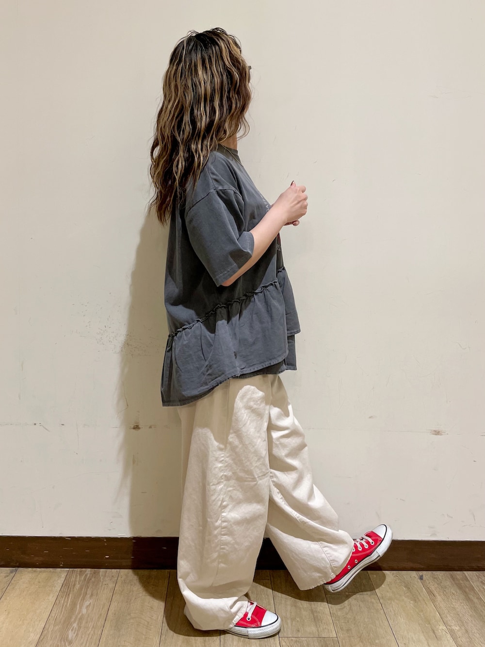 グレー系のTシャツ/カットソー、ホワイト系のその他パンツ、グレー系のショルダーバッグを着用したレディースの夏コーディネートの4枚目の写真