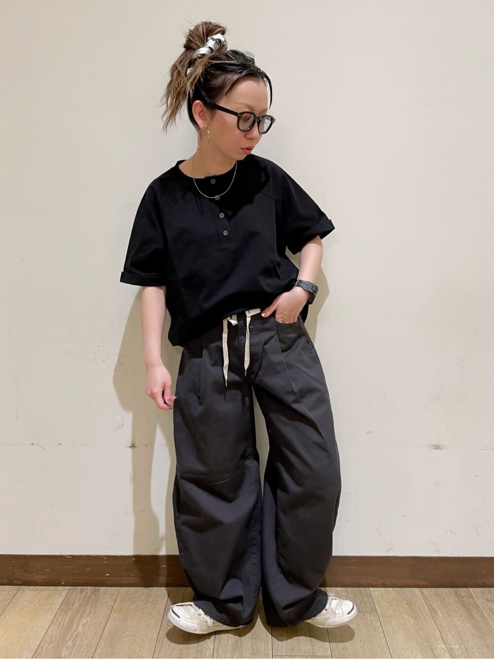 グレー系のショルダーバッグ、グレー系のその他パンツ、ブラック系のその他トップスを着用したレディースの春コーディネートの5枚目の写真