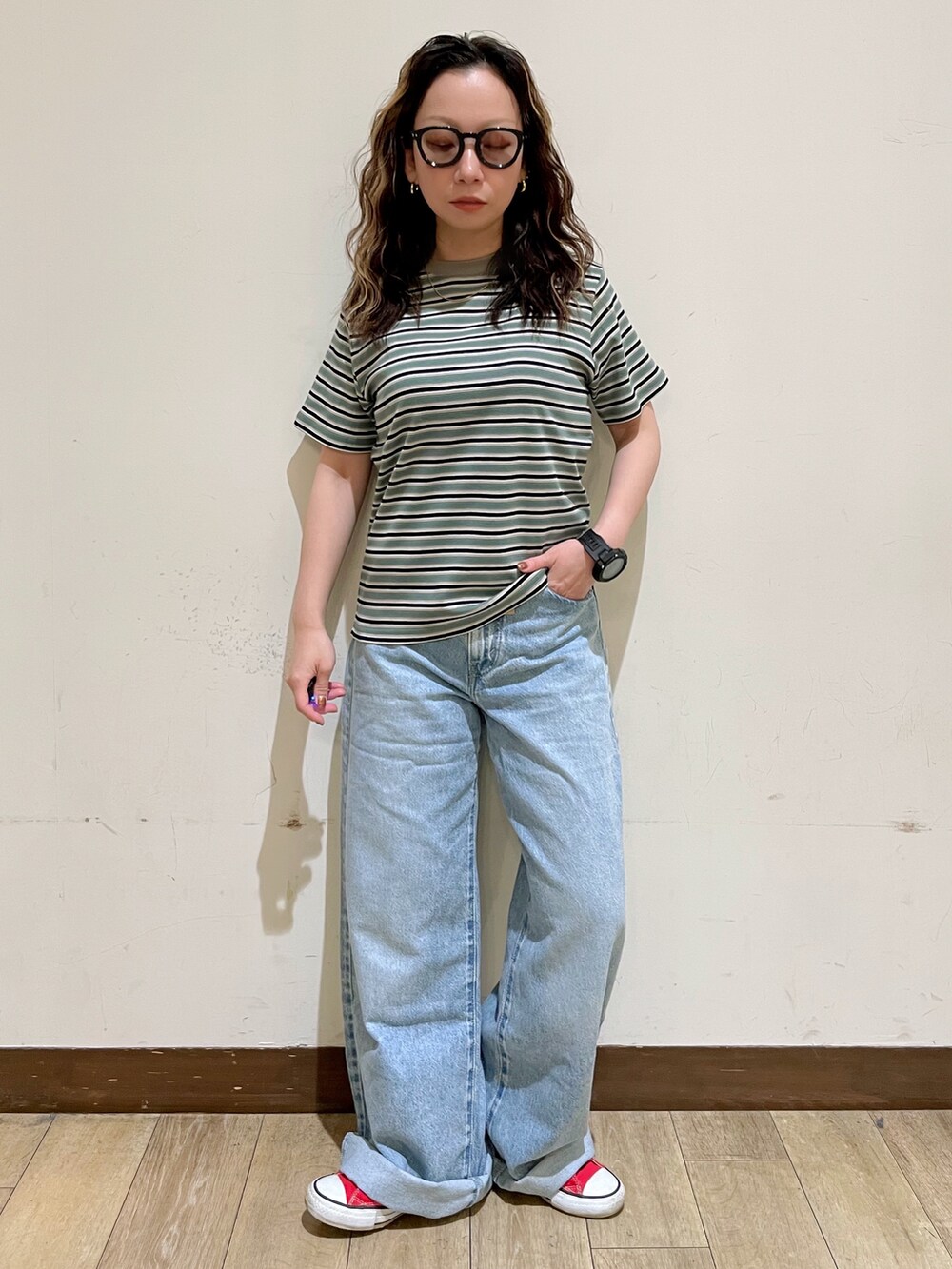 ブラック系のTシャツ/カットソー、ブラウン系のベスト、ブルー系のその他パンツを着用したレディースの夏コーディネートの7枚目の写真