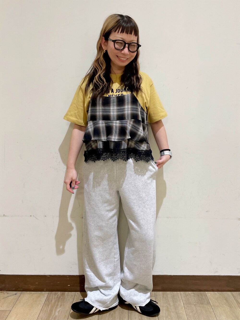 ブルー系のブルゾン、グレー系のその他パンツ、ブラック系のシャツ/ブラウスを着用したレディースの夏コーディネートの6枚目の写真
