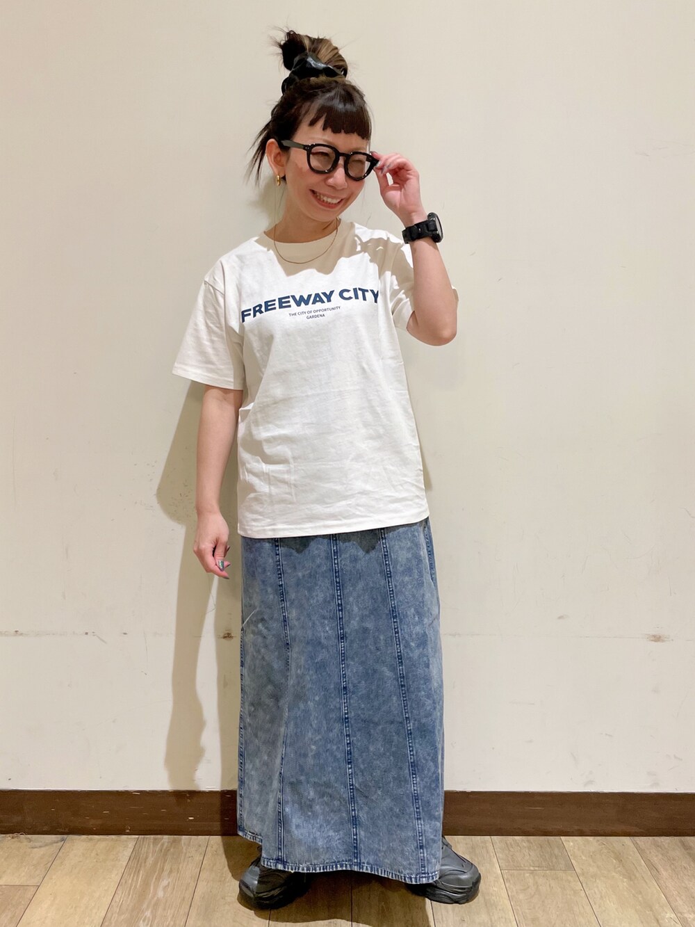 ホワイト系のTシャツ/カットソー、ベージュ系のトートバッグ、ホワイト系のベストを着用したレディースの夏コーディネートの7枚目の写真