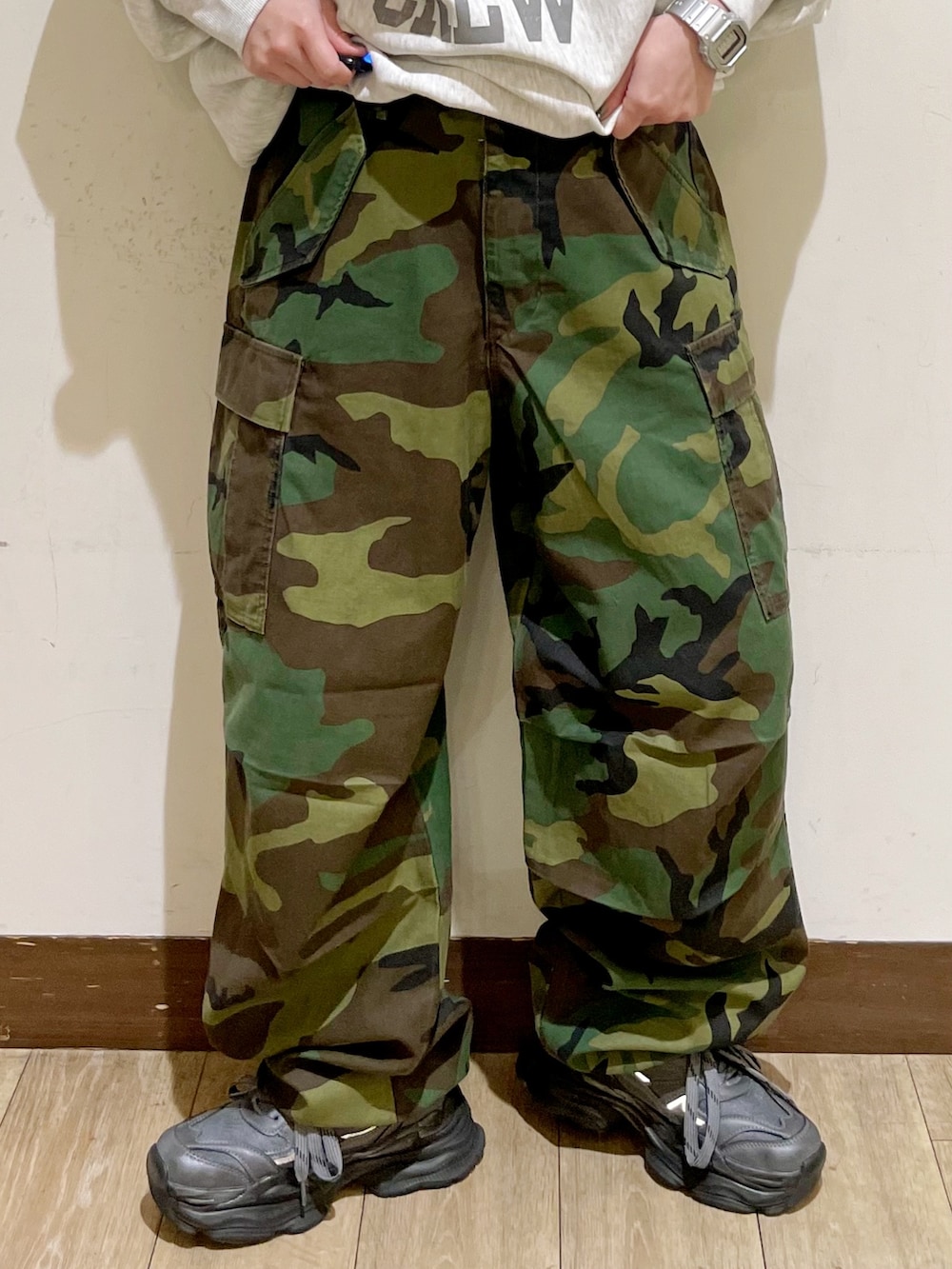 グレー系のスウェット、ブルー系のシャツ/ブラウス、グリーン系のその他パンツを着用したレディースの秋コーディネートの8枚目の写真