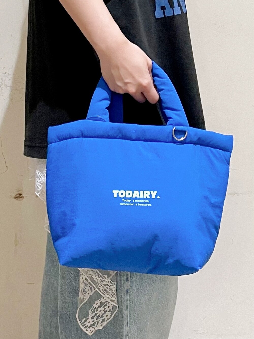 グレー系のTシャツ/カットソー、ブルー系のその他パンツ、ホワイト系のスカートを着用したレディースの夏コーディネートの3枚目の写真