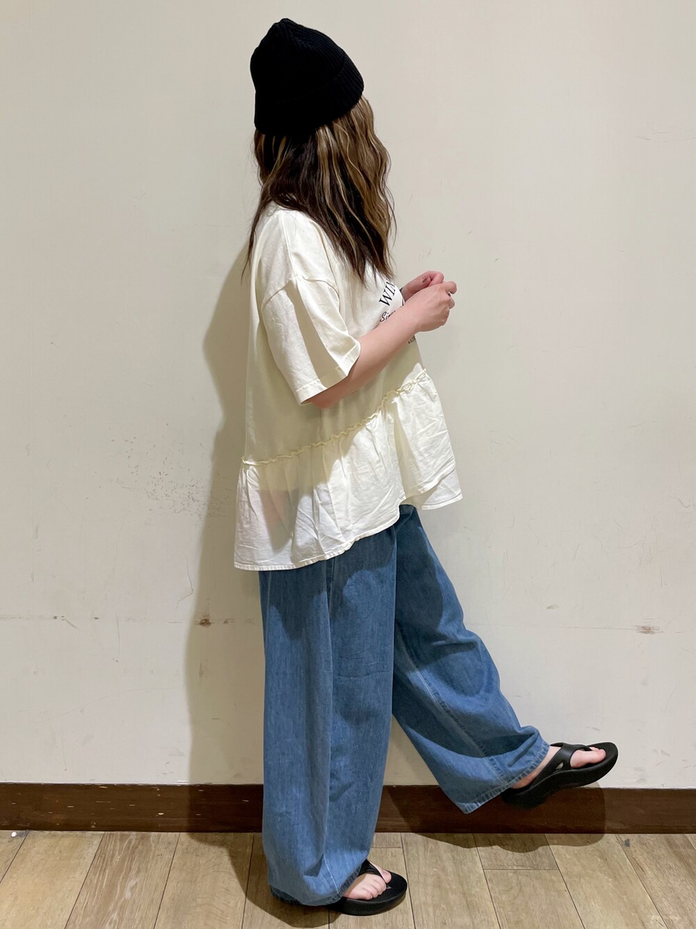 ホワイト系のTシャツ/カットソー、ブルー系のデニムパンツ、ブラック系のサンダルを着用したレディースの夏コーディネートの4枚目の写真