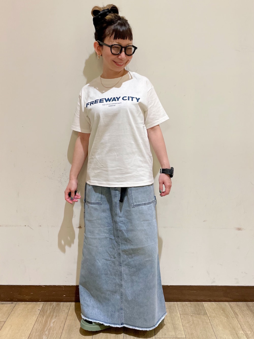ホワイト系のTシャツ/カットソー、グリーン系のサンダル、ホワイト系のショルダーバッグを着用したレディースの夏コーディネートの6枚目の写真