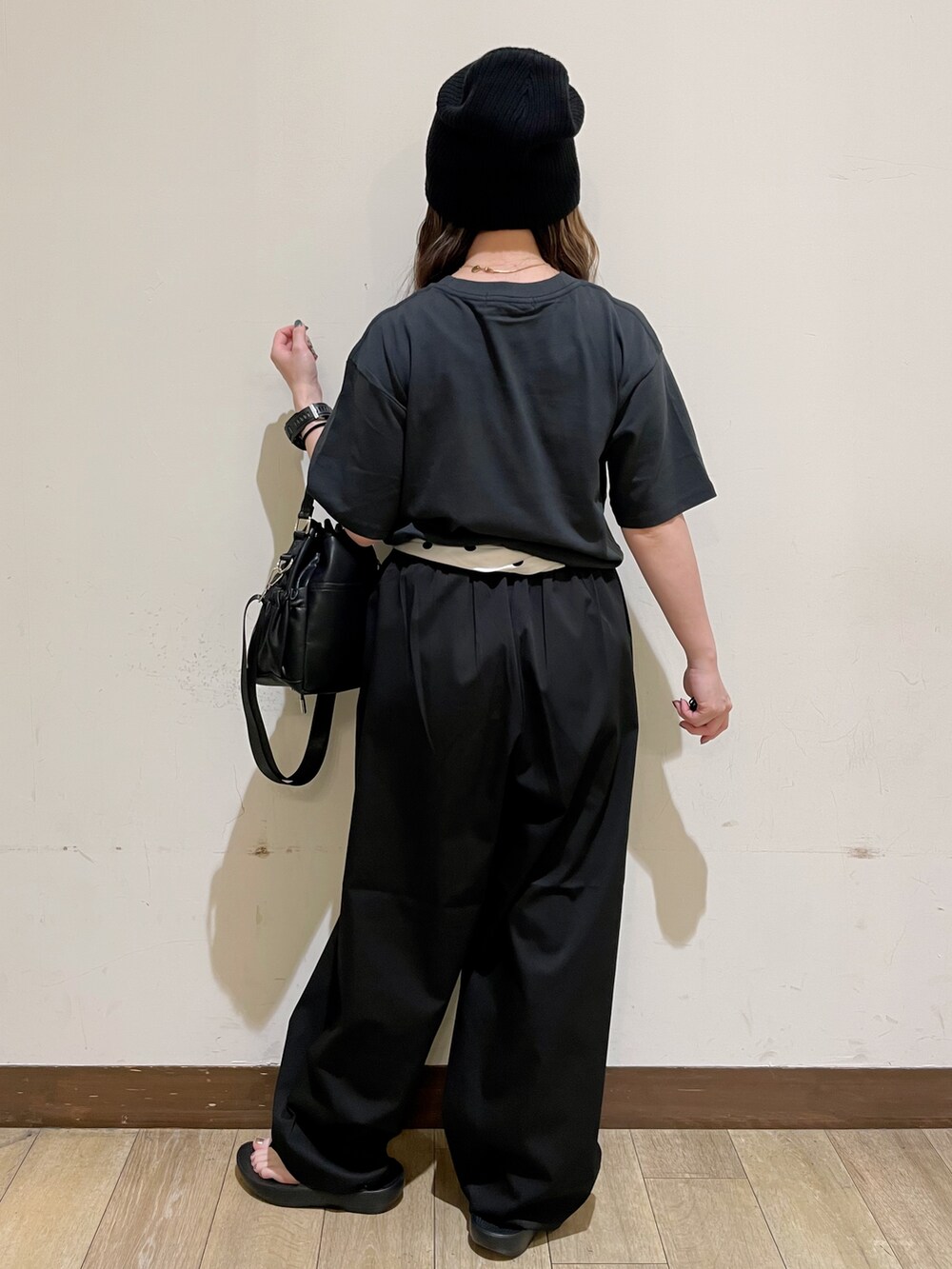 グレー系のTシャツ/カットソー、ブラック系のその他パンツ、ブラック系のショルダーバッグを着用したレディースの夏コーディネートの2枚目の写真