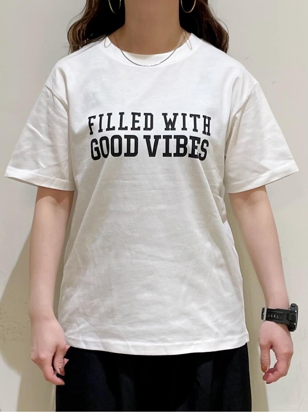 ホワイト系のTシャツ/カットソー、グレー系のショルダーバッグ、ブラック系のカーディガン/ボレロを着用したレディースの春コーディネートの9枚目の写真