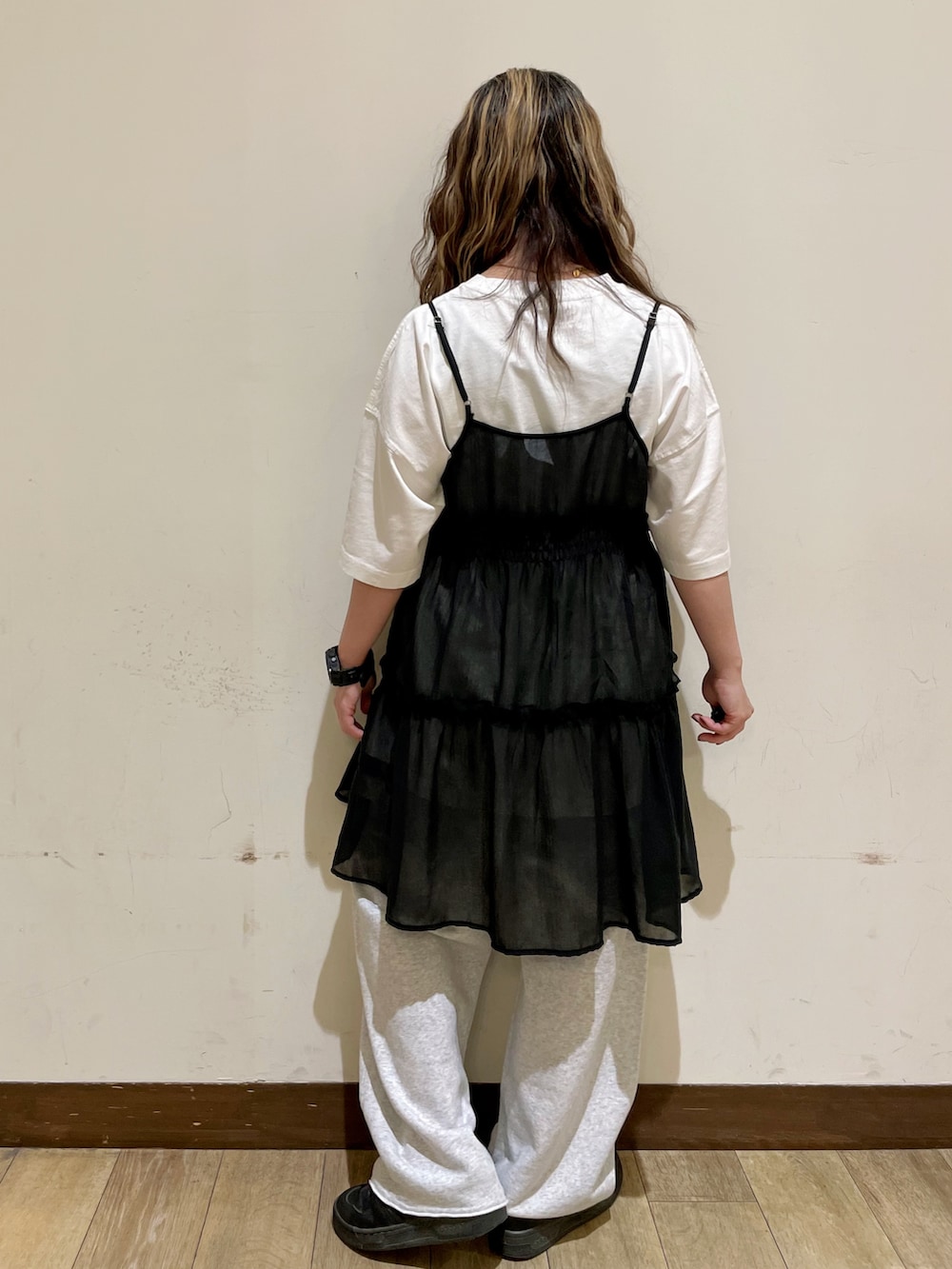 ホワイト系のTシャツ/カットソー、ブラック系のベスト、グレー系のその他パンツを着用したレディースの夏コーディネートの2枚目の写真