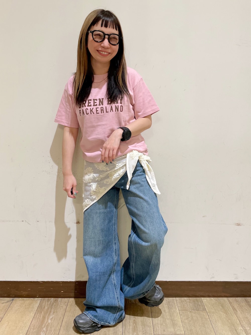 ピンク系のTシャツ/カットソー、ブルー系のデニムパンツ、ベージュ系のショルダーバッグを着用したレディースの夏コーディネートの4枚目の写真