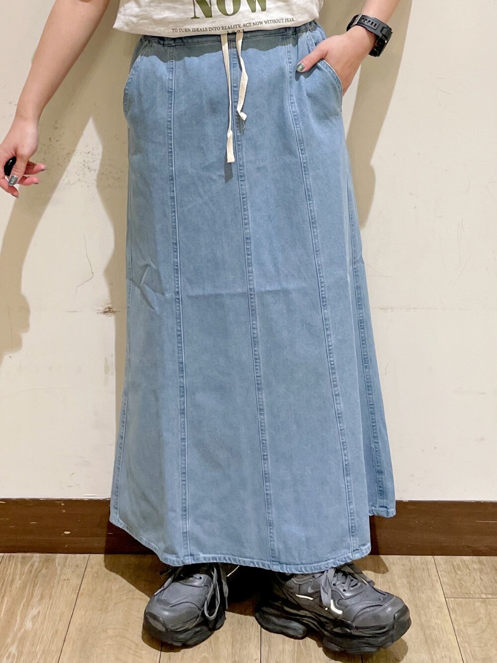 グレー系のTシャツ/カットソー、ブラック系のベスト、グリーン系のショルダーバッグを着用したレディースの夏コーディネートの9枚目の写真
