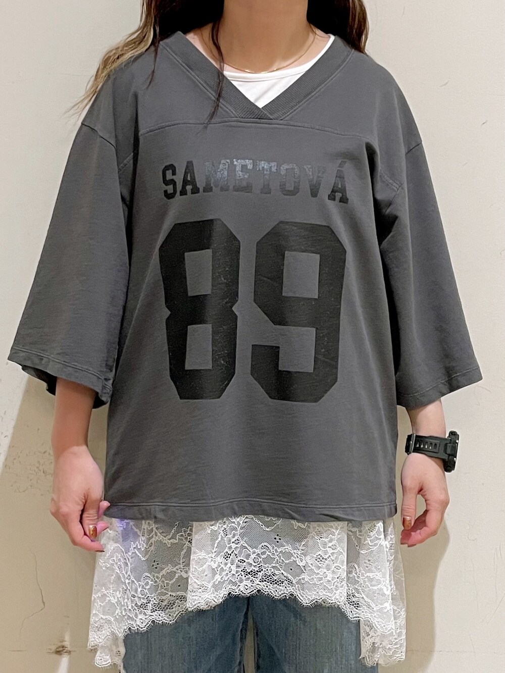 グレー系のTシャツ/カットソー、ホワイト系のTシャツ/カットソー、ブルー系のデニムパンツを着用したレディースの夏コーディネートの6枚目の写真