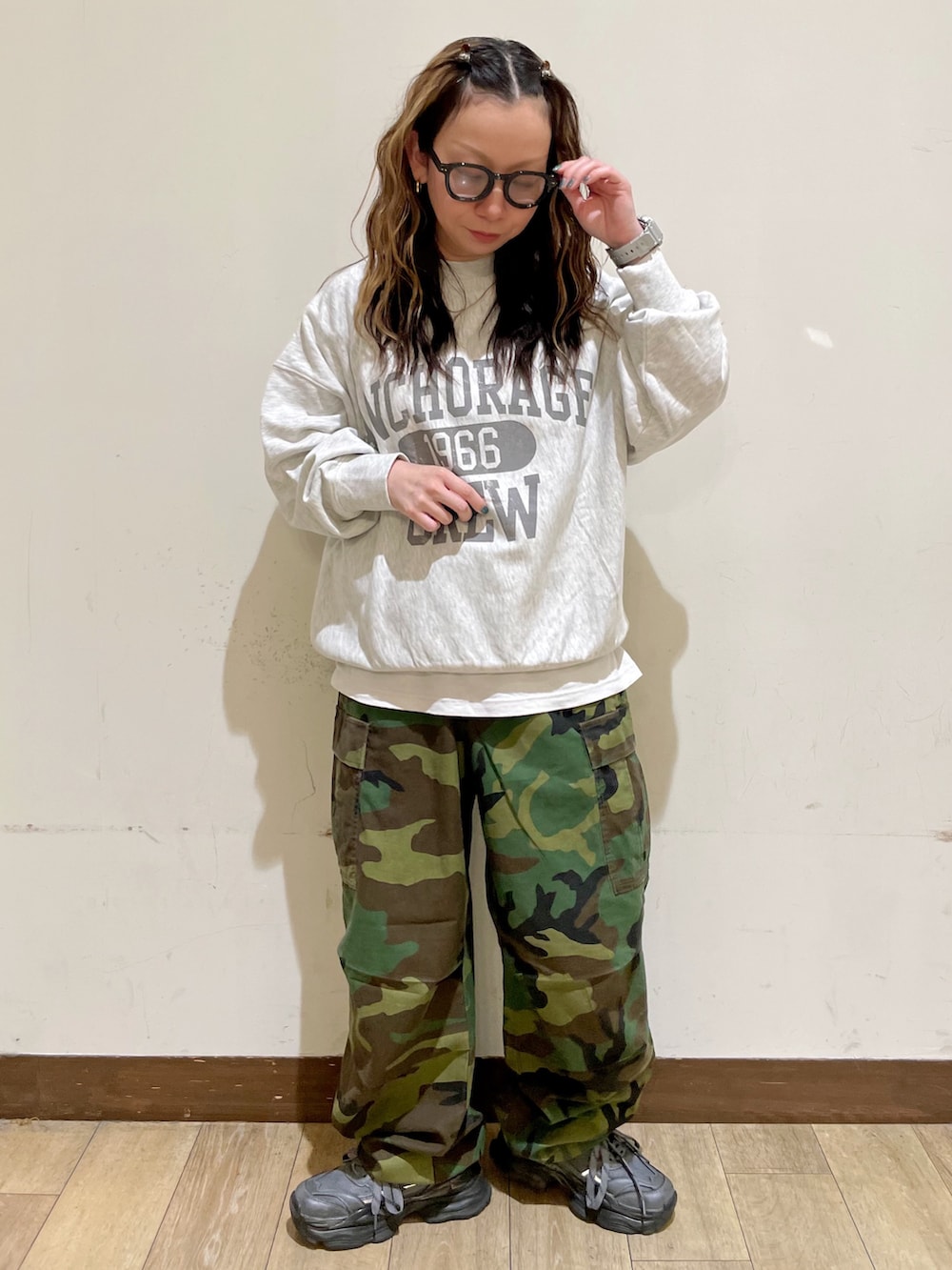 グレー系のスウェット、ブルー系のシャツ/ブラウス、グリーン系のその他パンツを着用したレディースの秋コーディネートの6枚目の写真