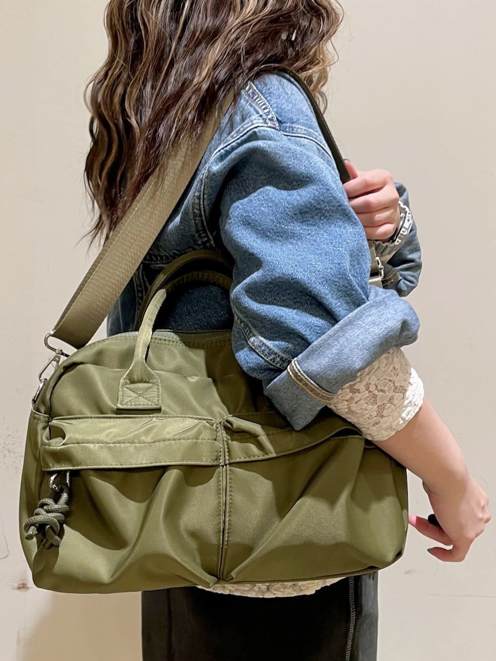 ブルー系のブルゾン、ホワイト系のTシャツ/カットソー、ブラウン系のシャツ/ブラウスを着用したレディースの秋コーディネートの3枚目の写真