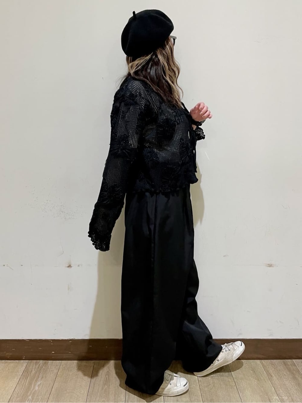 ホワイト系のTシャツ/カットソー、グレー系のショルダーバッグ、ブラック系のカーディガン/ボレロを着用したレディースの春コーディネートの4枚目の写真
