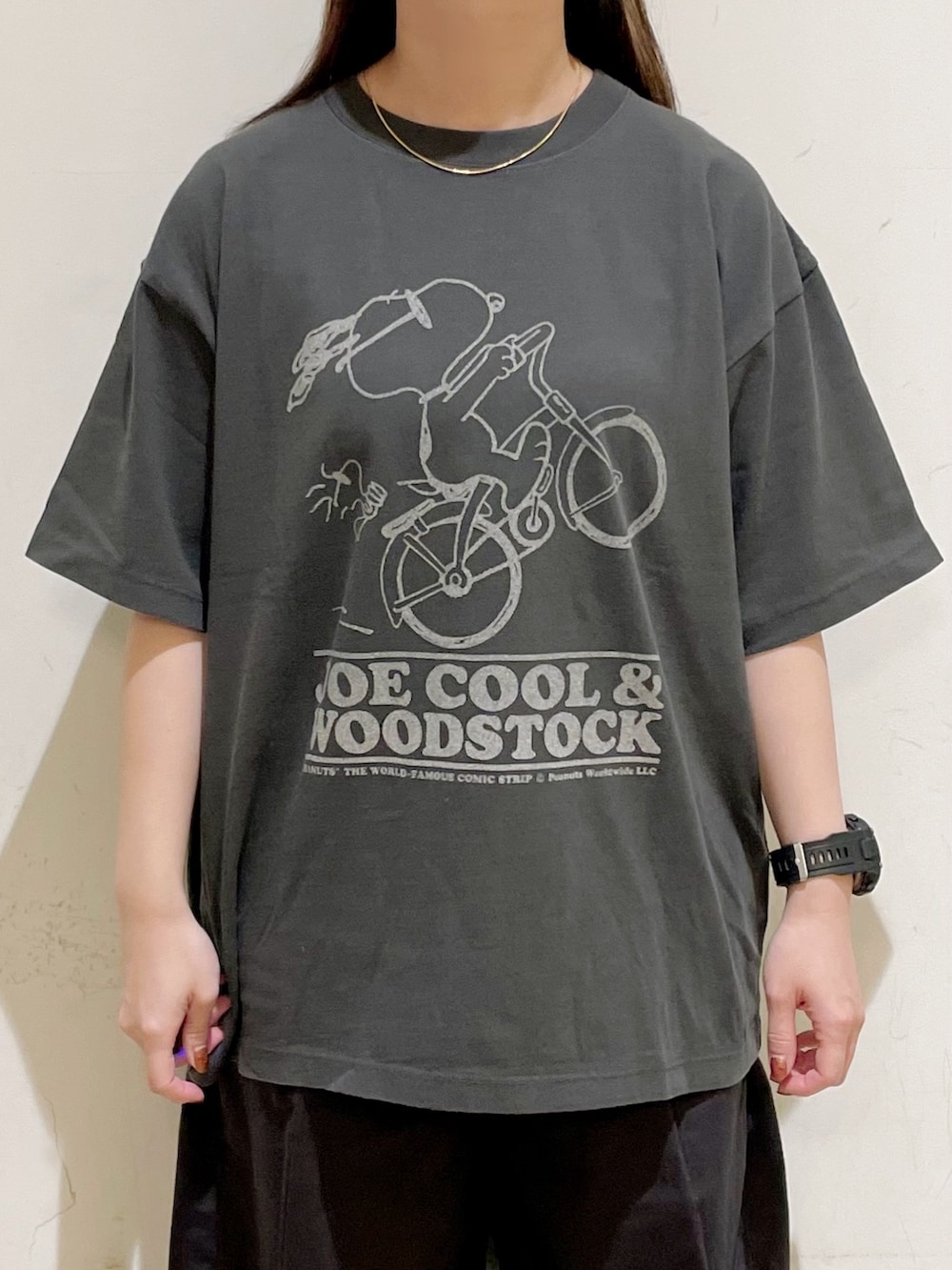 ブラック系のTシャツ/カットソー、グレー系のその他パンツ、ブラック系のサンダルを着用したレディースの夏コーディネートの7枚目の写真