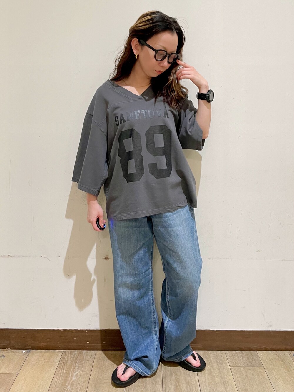 グレー系のTシャツ/カットソー、ホワイト系のTシャツ/カットソー、ブルー系のデニムパンツを着用したレディースの夏コーディネートの7枚目の写真
